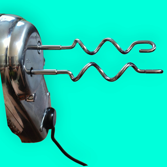 2 CUISINART Handheld Mixers - Picture 6 of 9